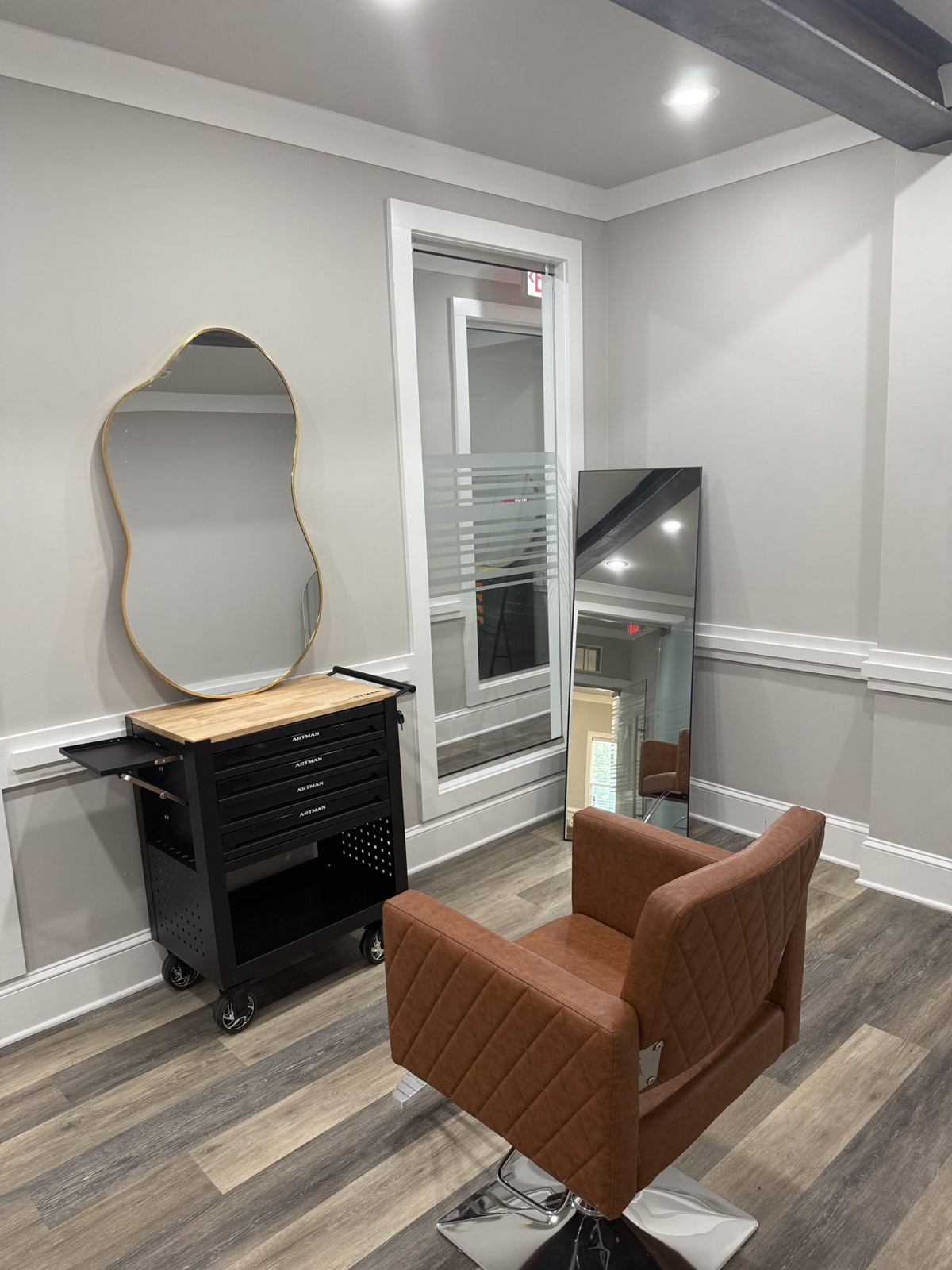 A single-chair suite